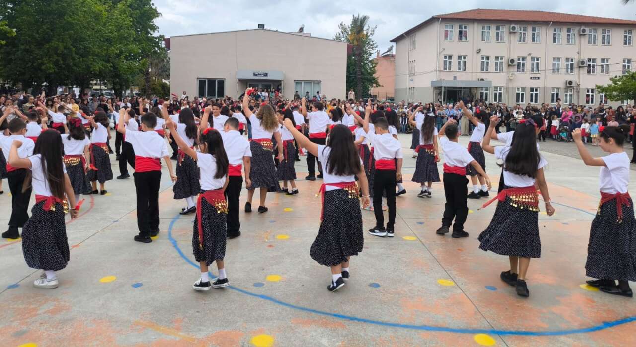 Dalaman’da 23 Nisan Coşkusu Okul Bahçesine Taştı 14